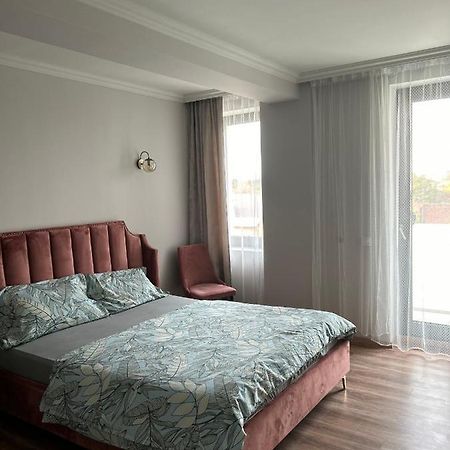 Becca'S Downtown Apartment With Private Parking Nagyvárad Kültér fotó