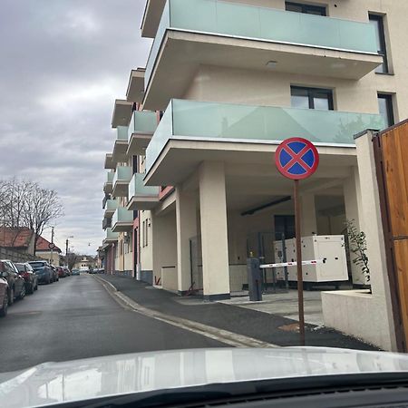 Becca'S Downtown Apartment With Private Parking Nagyvárad Kültér fotó